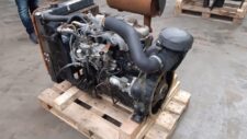 Motor Isuzu 4JG1 - Vedere laterală pe palet de lemn