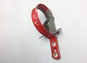 Suport metalic roșu pentru fixare compartiment depozitare cabină volvo 1 Suport metalic roșu pentru fixare compartiment depozitare cabină volvo
