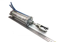 Cilindru pneumatic pentru deschiderea ușii Scania V0136163