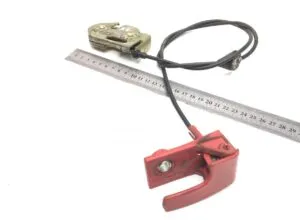 Încuietoare capac compartiment depozitare cabină stânga mercedes 9418900389 / 9418900472