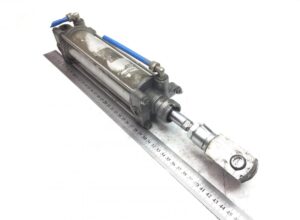 Cilindru hidraulic pentru deschiderea ușii volvo v0136162 1 Cilindru hidraulic pentru deschiderea ușii volvo v0136162