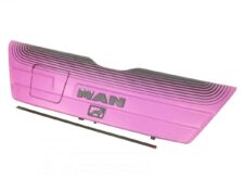 Grilă MAN Magenta cu Emblema MAN și Linie Neagră Decorativă pentru Camion