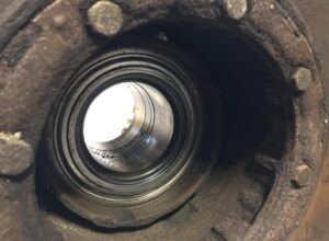 Butuc roată, frână cu disc, axa motrice stânga volvo – coduri: 3092710, 85103803, 21575071, 20516966, 85105696, 3988838