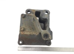 Suport sistem de direcție daf 1401687-13 – piesă metalică cu patru orificii de montare și deschidere centrală