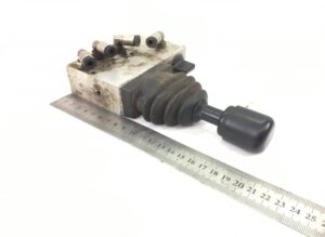 Levier hidraulic volvo cu 4 conectori și mâner ergonomic 1 Levier hidraulic volvo cu 4 conectori și mâner ergonomic