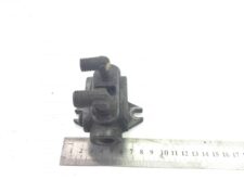 Supapă de aer Scania 337997, componentă metalică cu două ieșiri filetate, aproximativ 10 cm lungime