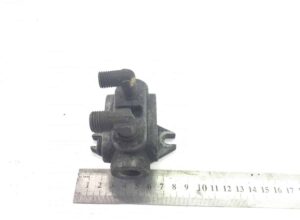 Supapă de aer scania 337997, componentă metalică cu două ieșiri filetate, aproximativ 10 cm lungime 1 Supapă de aer scania 337997, componentă metalică cu două ieșiri filetate, aproximativ 10 cm lungime