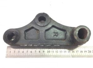 Suport din cadru mercedes 77700607 - piesă metalică de fixare 1 Suport din cadru mercedes 77700607 – piesă metalică de fixare