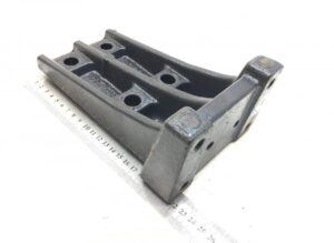 Suport compresor ac scania 2530963 - piesă metalică cu 4 orificii de montare 1 Suport compresor ac scania 2530963 – piesă metalică cu 4 orificii de montare
