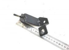 Suport din cadru Scania 2430217 - Piesă metalică cu șurub și două găuri de fixare