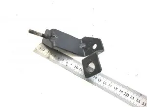 Suport din cadru scania 2430217 – piesă metalică cu șurub și două găuri de fixare