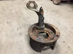 Suport frână cu tambur, axă motrică stânga, pentru volvo