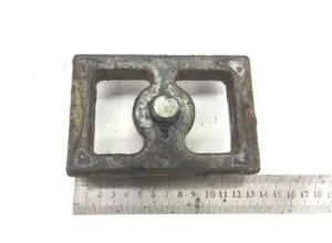 Piesă metalică pentru reglarea arcului lamelar al axei față man (cod: 85413360017)