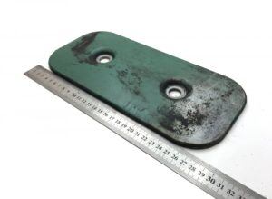 Placă metalică verde cu două găuri și riglă metrică 1 Placă metalică verde cu două găuri și riglă metrică