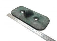 Capac lateral motor Volvo 420121-12, metalic, verde, cu două găuri de montare și proeminență centrală