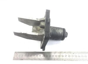 Legătură schimbător de viteze scania 1485366 - piesă metalică cu riglă pentru mărime 1 Legătură schimbător de viteze scania 1485366 – piesă metalică cu riglă pentru mărime