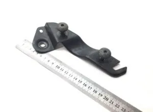 Suport parasolar stânga scania 1355669-11 – cu șuruburi și riglă pentru dimensiuni