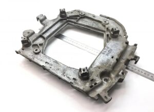 Suport de la motor scania 2377040 - piesa metalică rectangulară cu fixări multiple 1 Suport de la motor scania 2377040 – piesa metalică rectangulară cu fixări multiple