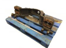 Suport axă secundară Volvo 20508849 - piesă metalică pe palet albastru