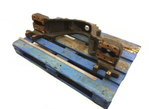 Suport axă secundară volvo 20508849 – piesă metalică pe palet albastru