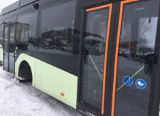 Ușă laterală pentru autobuz cu accesibilitate pentru persoane cu dizabilități și cărucioare, model Volvo