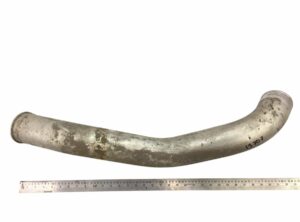 Conductă intercooler scania 1949061 - metalică, curbată, aproximativ 80 cm 1 Conductă intercooler scania 1949061 – metalică, curbată, aproximativ 80 cm