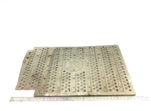 Placă de acoperire cadru mercedes a9604923930 / 9604923930 - perforată, metalică 1 Placă de acoperire cadru mercedes a9604923930 / 9604923930 – perforată, metalică
