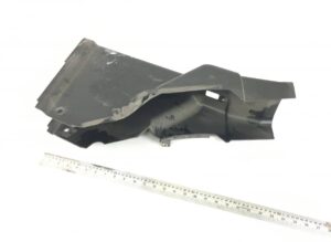 Ghid cardan direcție daf 1435714 - piesă auto neagră cu 2 orificii de fixare și margini asimetrice 1 Ghid cardan direcție daf 1435714 – piesă auto neagră cu 2 orificii de fixare și margini asimetrice