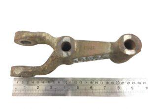 Suport amortizor ax secundar jos stânga daf 1458607 - piesă metalică măsurată cu riglă 1 Suport amortizor ax secundar jos stânga daf 1458607 – piesă metalică măsurată cu riglă
