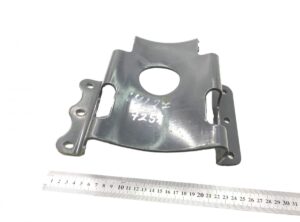 Suport rezervor aer volvo 20981427 – metalic, cu orificiu central, dimensiuni aproximative: 20 cm x 15 cm