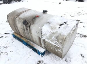 Rezervor de combustibil pentru camion daf 1681826, uzat, cu urme de uzură și expunere la zăpadă 1 Rezervor de combustibil pentru camion daf 1681826, uzat, cu urme de uzură și expunere la zăpadă