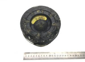 Piston irisbus uzat cu urme de depuneri și măsurătoare în centimetri