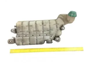 Rezervor de expansiune man cu capac verde și lungime aproximativă de 30 cm