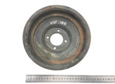 Piesă metalică circulară cu orificii centrale și marginea ruginită, cu diametru de aproximativ 21 cm