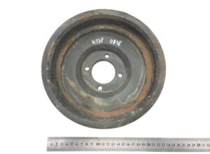 Piesă metalică circulară cu orificii centrale și marginea ruginită, cu diametru de aproximativ 21 cm 1 Piesă metalică circulară cu orificii centrale și marginea ruginită, cu diametru de aproximativ 21 cm