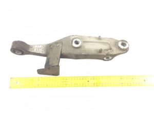 Suport cabină spate dreapta renault 5010552053 – piesă metalică cu prinderi și dimensiune de aproximativ 30 cm