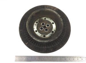 Roată de echilibrare arbore cotit volvo - piesa metalică cu 5 găuri centrale 1 Roată de echilibrare arbore cotit volvo – piesa metalică cu 5 găuri centrale