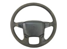 Volan Volvo cu butoane de control și siglă centrală