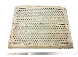 Placă de acoperire perforată pentru cadru daf 1438418 / 1800612 / 1394499 1 Placă de acoperire perforată pentru cadru daf 1438418 / 1800612 / 1394499