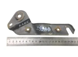 Suport parasolar stânga scania 1355669 – piesă metalică cu gauri de montaj și inscripționare