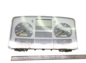 Ceas de bord man – tablou de bord cu afisaj digital și indicatori analogici