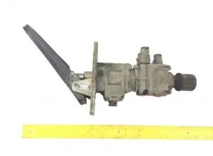 Supapa principală de frână cu pedala pentru volvo – coduri: 70313349, 1698699, 1524016, 85101418, 1102408300, 70313310, 9958670, 70301712