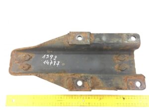 Suport rezervor combustibil mercedes a9344702581 9344702581 – piesă metalică ruginită cu găuri de prindere