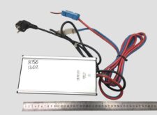 Încărcător de baterii 24V 20A cu cabluri multiple și conectoare