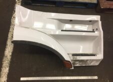 Placă de treaptă superioară completă dreapta Mercedes A9606665103 - Albă, cu protecție anti-alunecare și reflector portocaliu