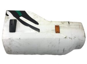 Colț cabină față stânga renault 5010574311 - alb, cu bandă neagră și reflector portocaliu 1 Colț cabină față stânga renault 5010574311 – alb, cu bandă neagră și reflector portocaliu
