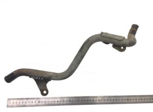 Conductă de aerisire carter scania 1856510 - piesă auto metalică cu coturi și suport de montare 1 Conductă de aerisire carter scania 1856510 – piesă auto metalică cu coturi și suport de montare