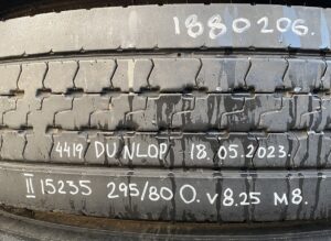 Roată scania 295/80r22. 5 15235 du nlop v8. 25 m8 1 Roată scania 295/80r22. 5 15235 du nlop v8. 25 m8