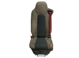Scaun șofer volvo uzat cu centură roșie 1 Scaun șofer volvo uzat cu centură roșie