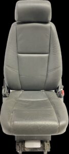 Scaun pasager single scania - negru, piele, cu tetieră reglabilă 1 Scaun pasager single scania – negru, piele, cu tetieră reglabilă